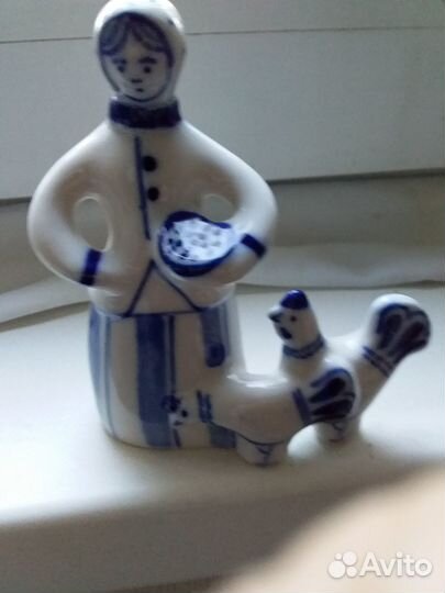 Фарфоровая статуэтка Гжель Птичница