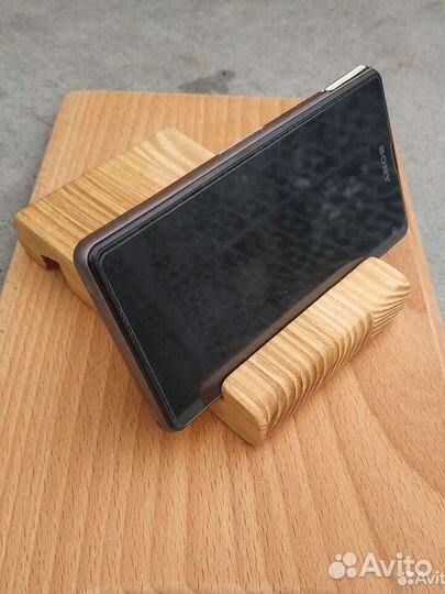 Деревянная подставка под телефон