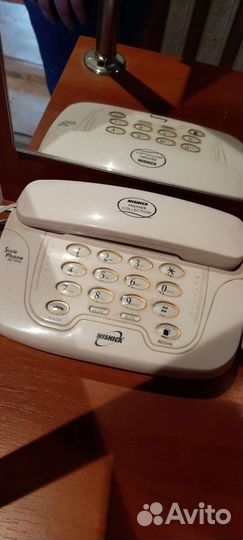 Стационарный телефон,камера,противогаз,щетки,часы
