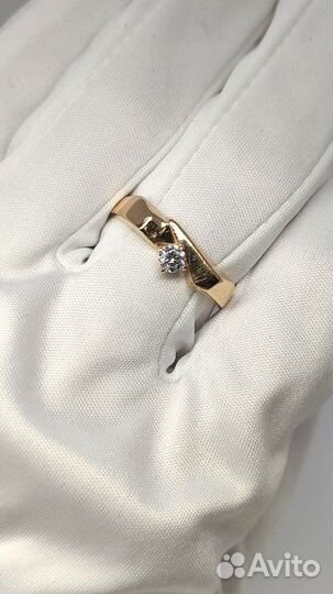 Золотое кольцо с камнем 18,5р