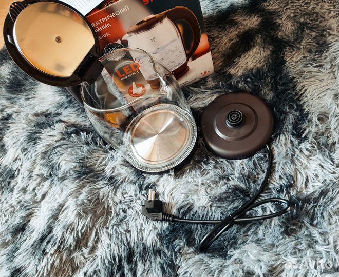 Электрический чайник Starwind SKG1052