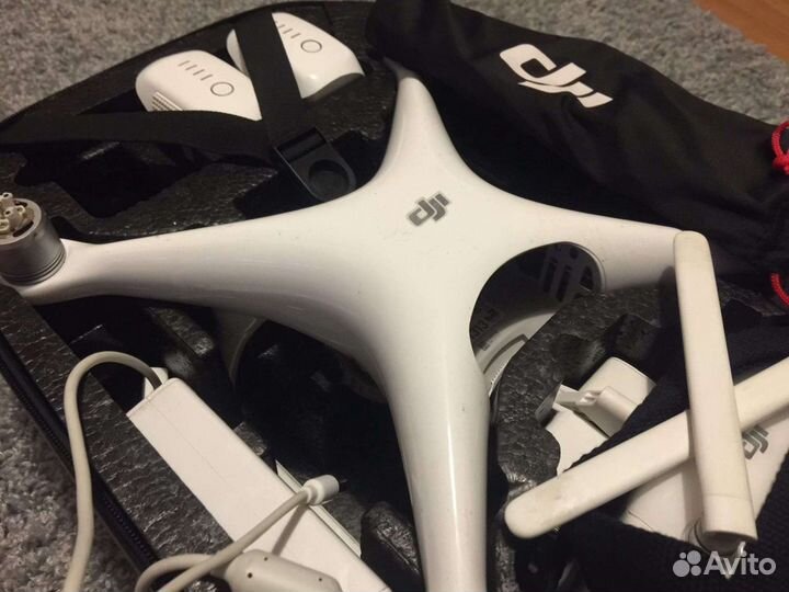 Квадрокоптер dji phantom 4 + доп. батарея + кейс
