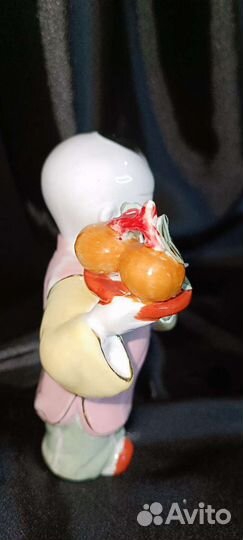 Фарфоровая статуэтка 