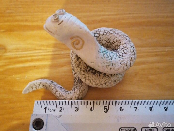 Фигурка змеи