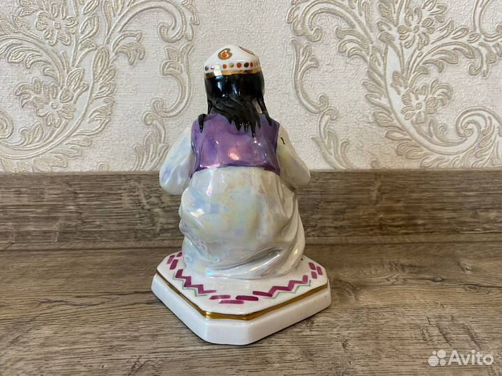 Статуэтка фарфор