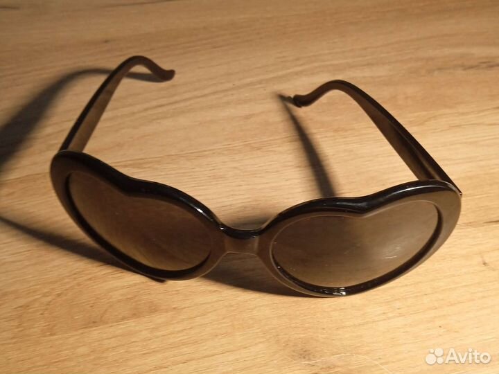 Солнцезащитные очки с эффектом сердечки