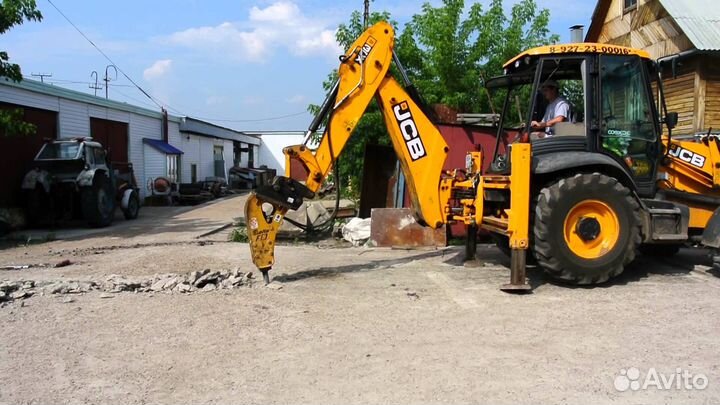 Экскаватор-погрузчик JCB с гидромолотом