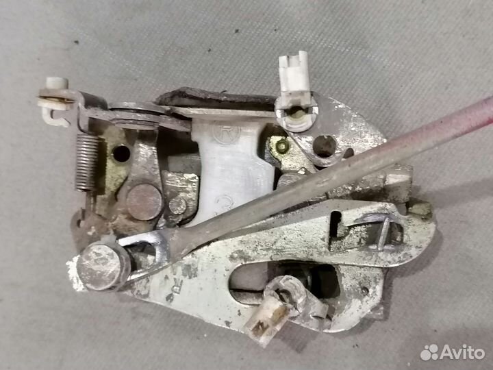 Замок двери правой Mazda 323 BF 1.5 E5 1980-1989