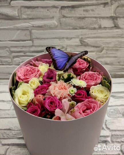 Коробки с цветами и живыми бабочками