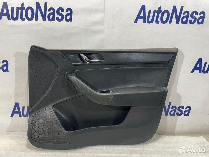 Обшивка двери передняя правая Skoda Rapid