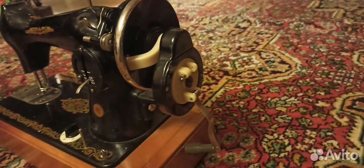 Бытовая швейная машинка