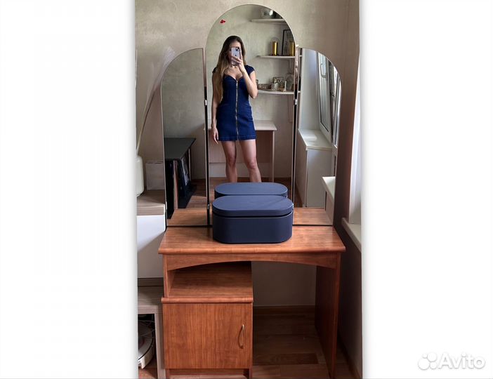 Макияжный, туалетный столик, трюмо с зеркалом