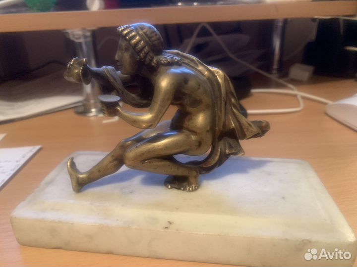 Бронза мальчик на мраморе