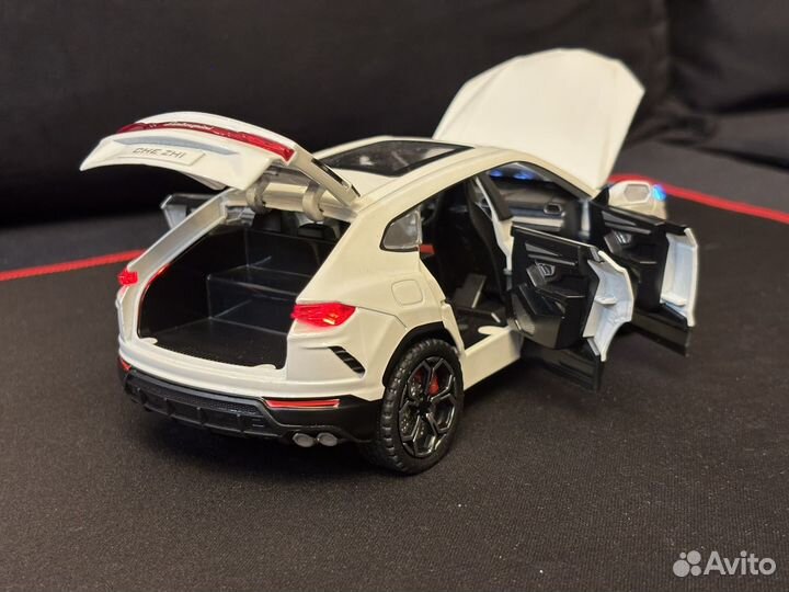 Модель автомобиля Ламборгини Урус 1:24