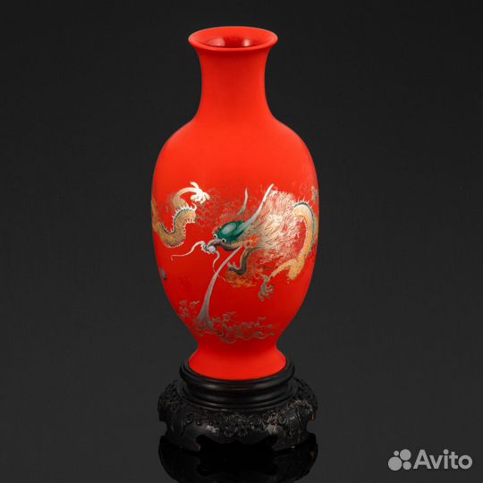 Ваза на подставке, украшенная изображением