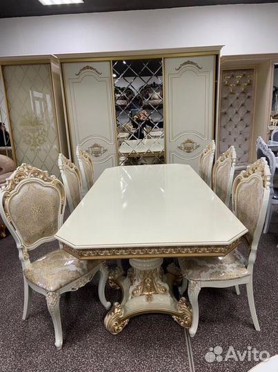 Стол и стулья