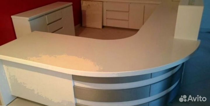 Барная стойка для приемной кварцевого агломерата