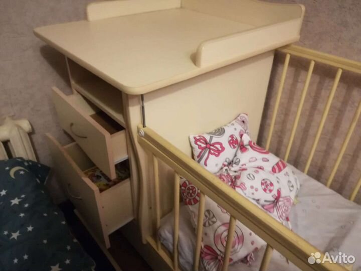 Детская кроватка + пелинальный стол + комод