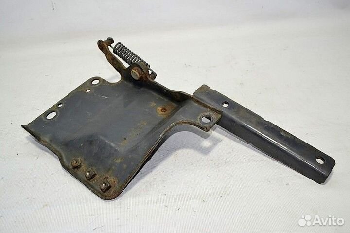 Петля нижней решетки радиатора, левая scania P-ser