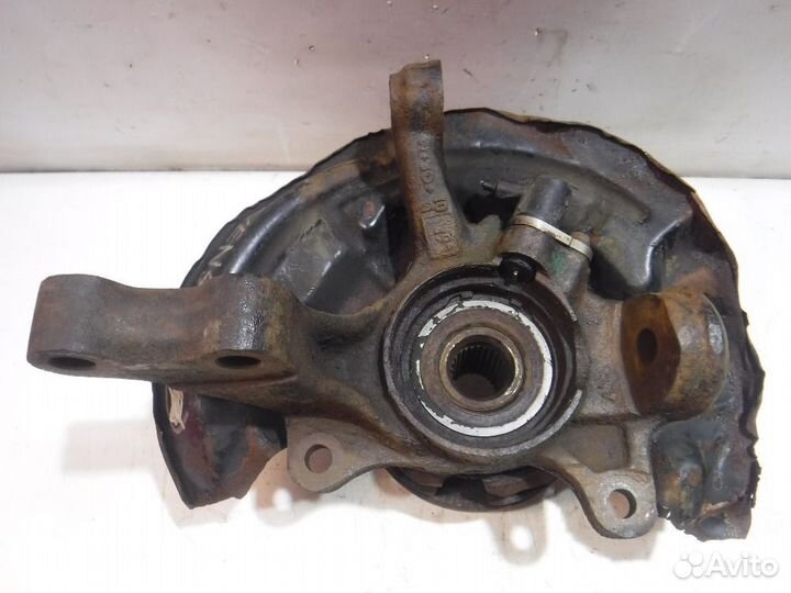 Кулак передний правый Toyota Avensis I