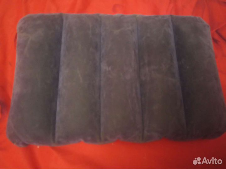 Надувная подушка для отдыха на море. Темно - синяя