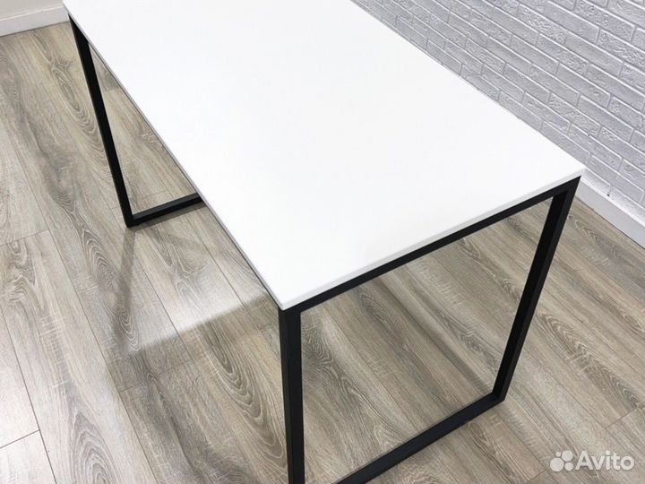 Компьютерный стол с металлическими лофт опорами