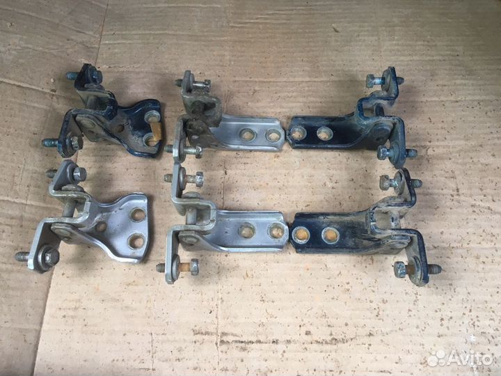 Петли дверей Лансер 9