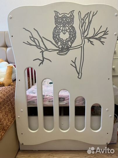 Детская кроватка с маятником