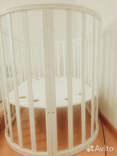 Детская кроватка с маятником