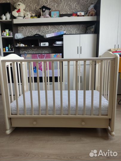 Детская кроватка с маятником и ящиком