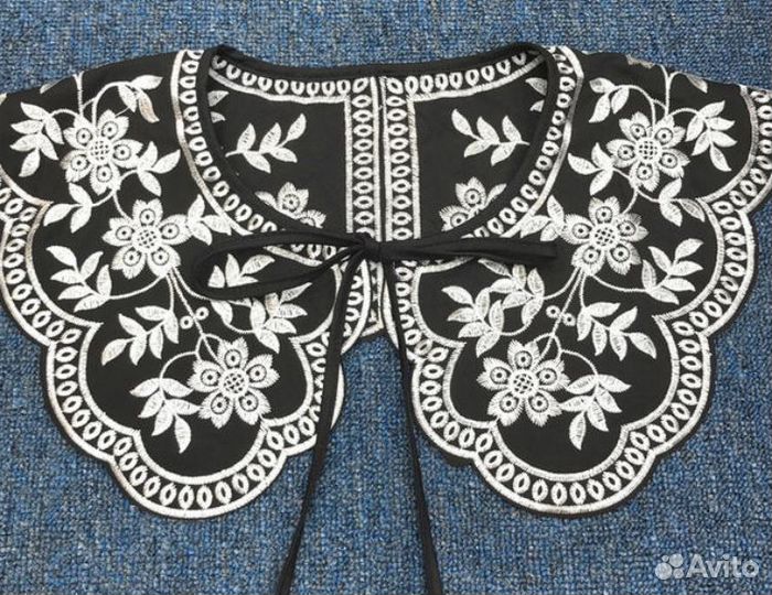 Воротничок накладной черный с белой вышивкой новый