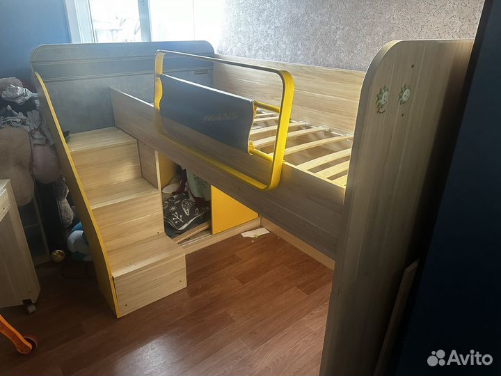 Кровать чердак +стол+шкафчик маленький