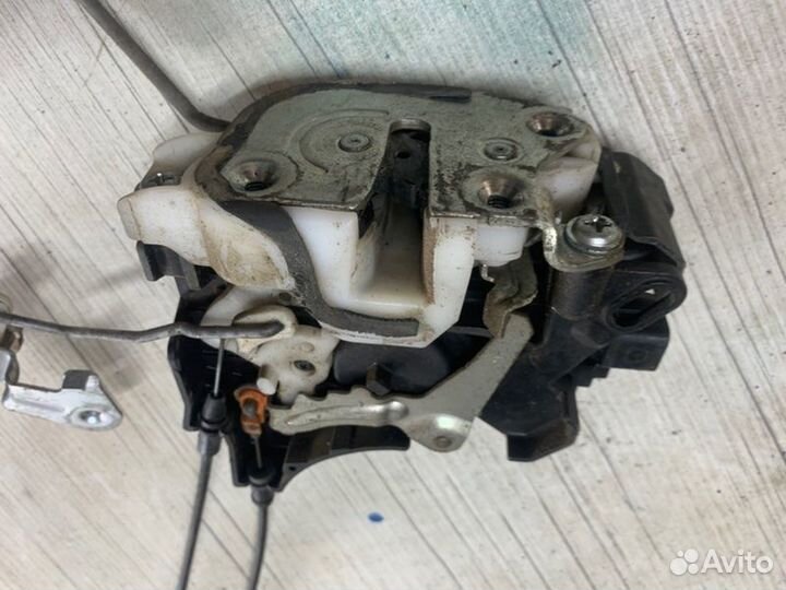 Замок двери передний правый Mitsubishi Lancer 10