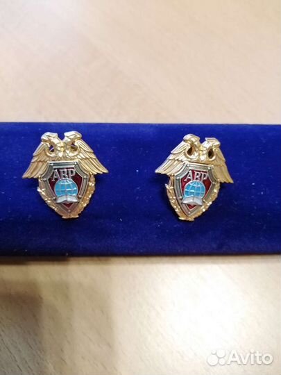 Значок лацканный авр