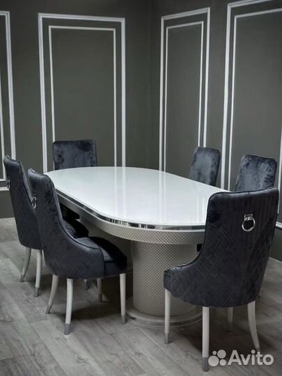 Стол и стулья