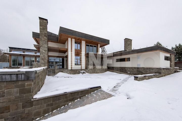 Дом 880 м² на участке 27 сот.