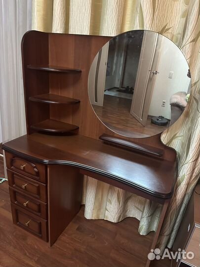 Туалетный столик с зеркалом