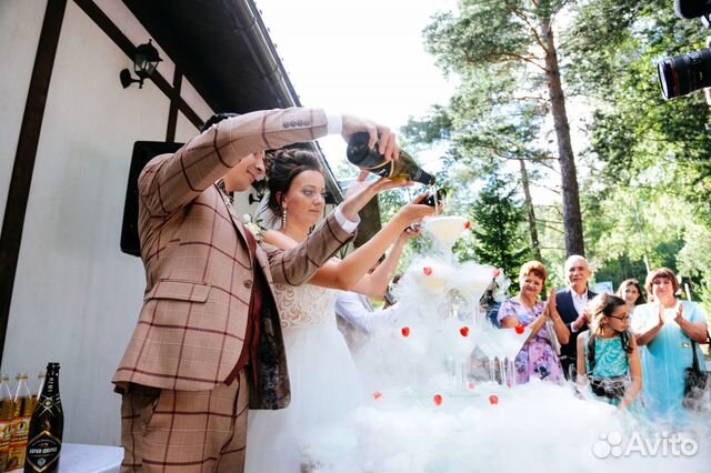 Горка из бокалов шампанского на свадьбу