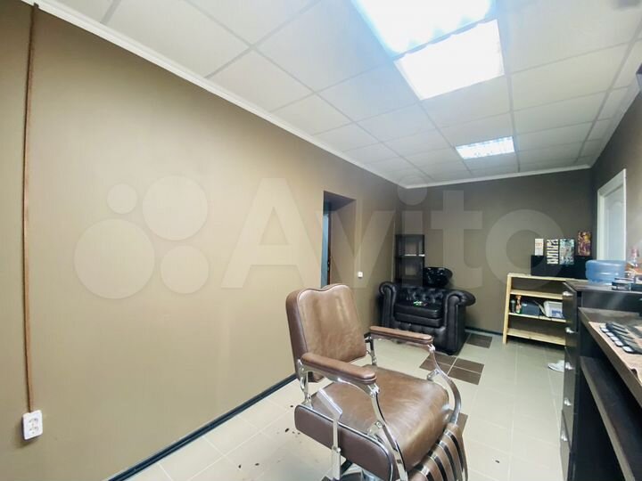 Торгово-офисное помещение с водой в центре