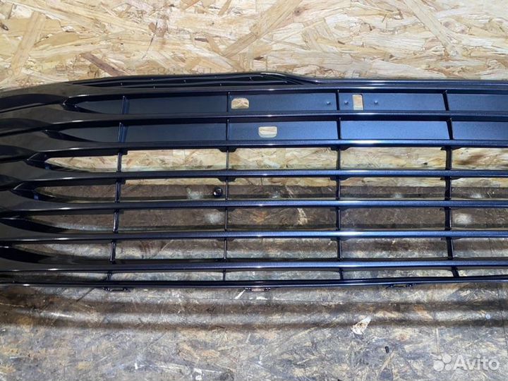 Решетка бампера центральная Toyota Camry V70