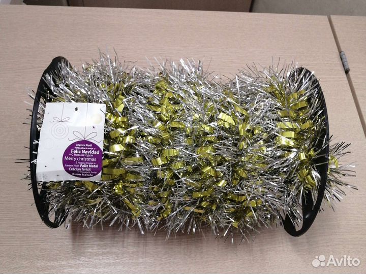 Новогодняя мишура и дождик