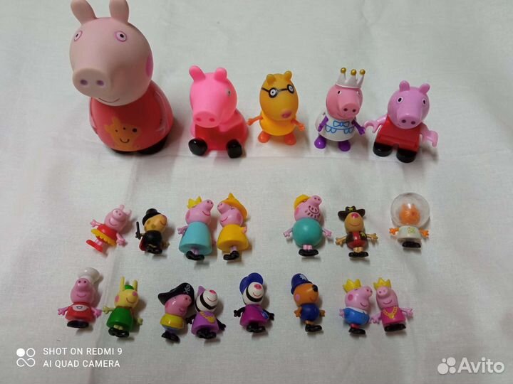 Коллекции свинок Пеппа и смурфиков