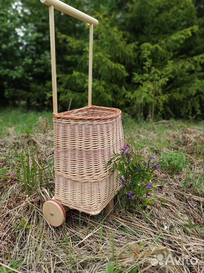 Плетёная корзина - тележка из ивы