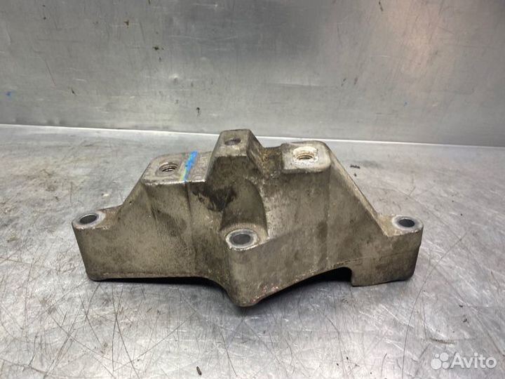 Кронштейн двигателя левый Volkswagen Bora