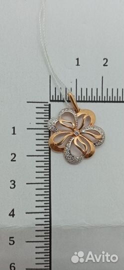 Золотая подвеска с камнем