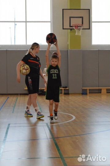 Тренер по баскетболу