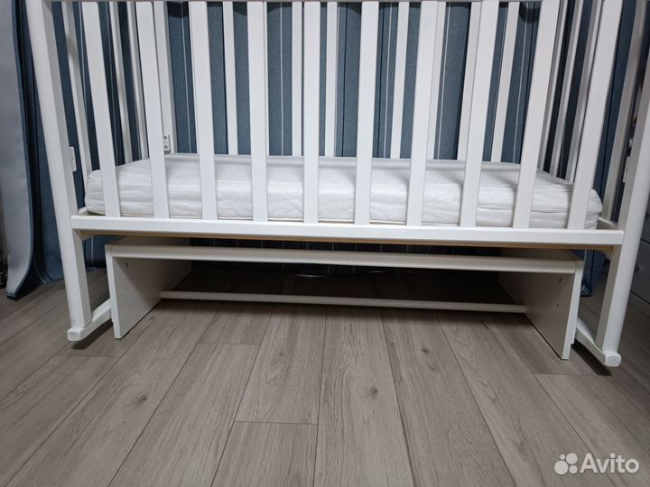 Детская кроватка с маятником белая