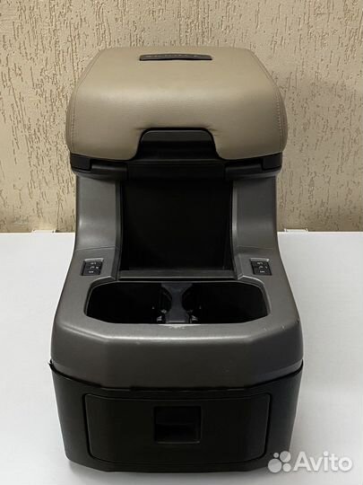 Подлокотник второго ряда сидений Toyota Sequoia