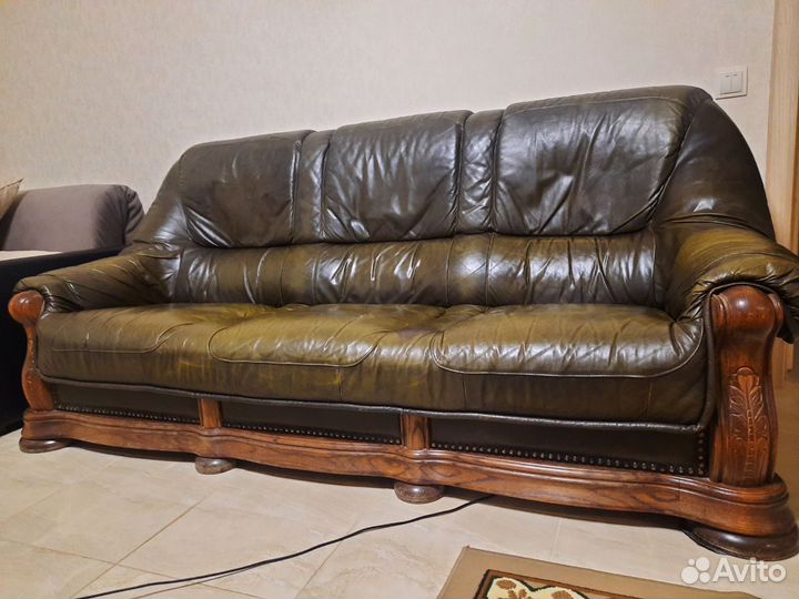 Два дивана,кресло журнальный столик