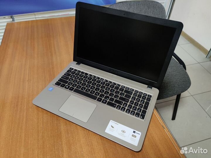 Ноутбук Asus б/у / как новый /ssd